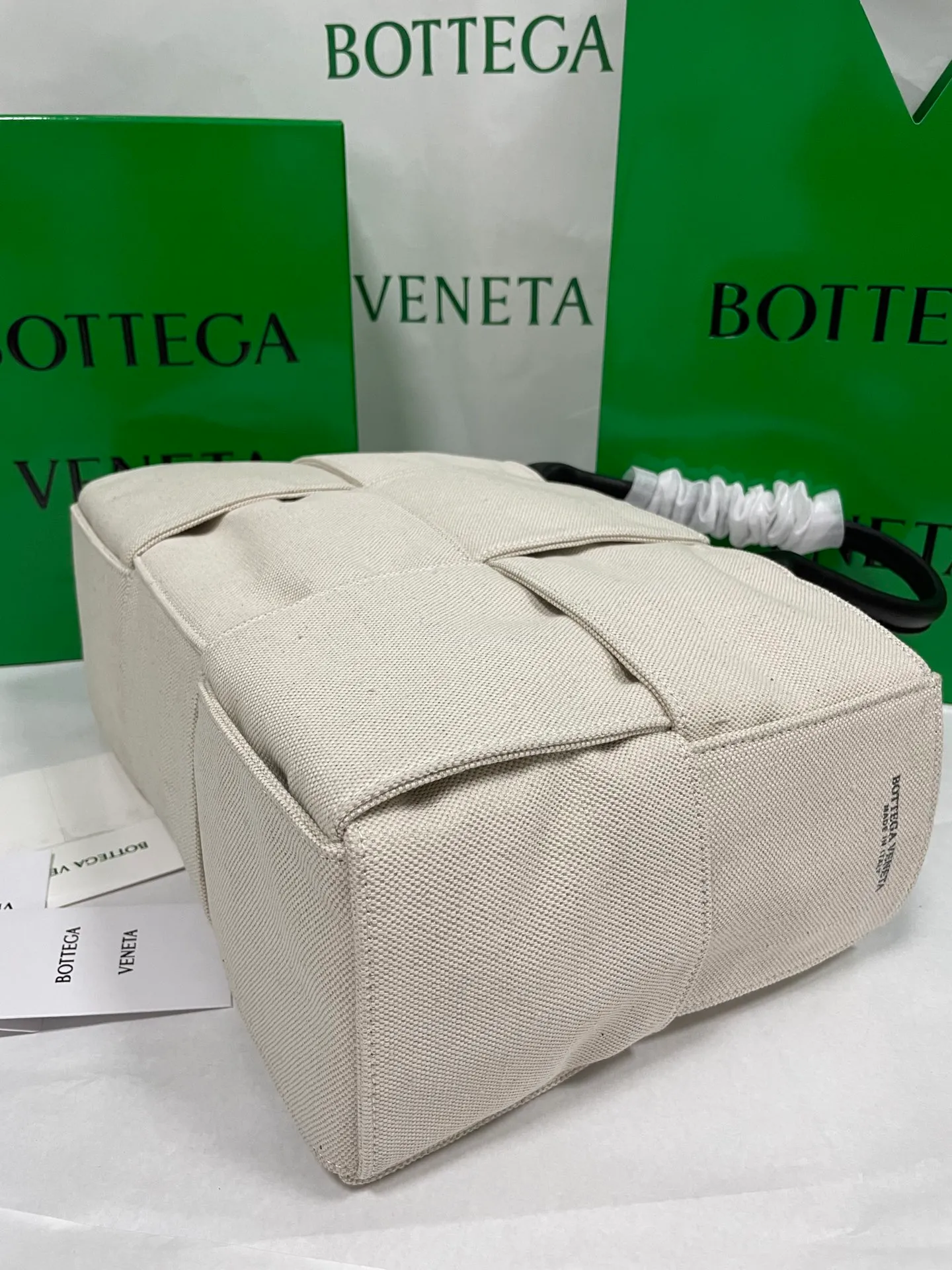 #𝐀𝐑𝐂𝐎 𝐓𝐎𝐓𝐄 Woven tote bag, 3 compartments in linen. Here comes the elegant tote bag. The woven elements and white body are perfect for commuting. The linen fabric and the overall design are simple and fashionable. The upper body is very easy to match. It has a strong signature. It is cool and cool, light and versatile. It is a favorite of many people. You can’t go wrong with this one! Size: 36*24*12